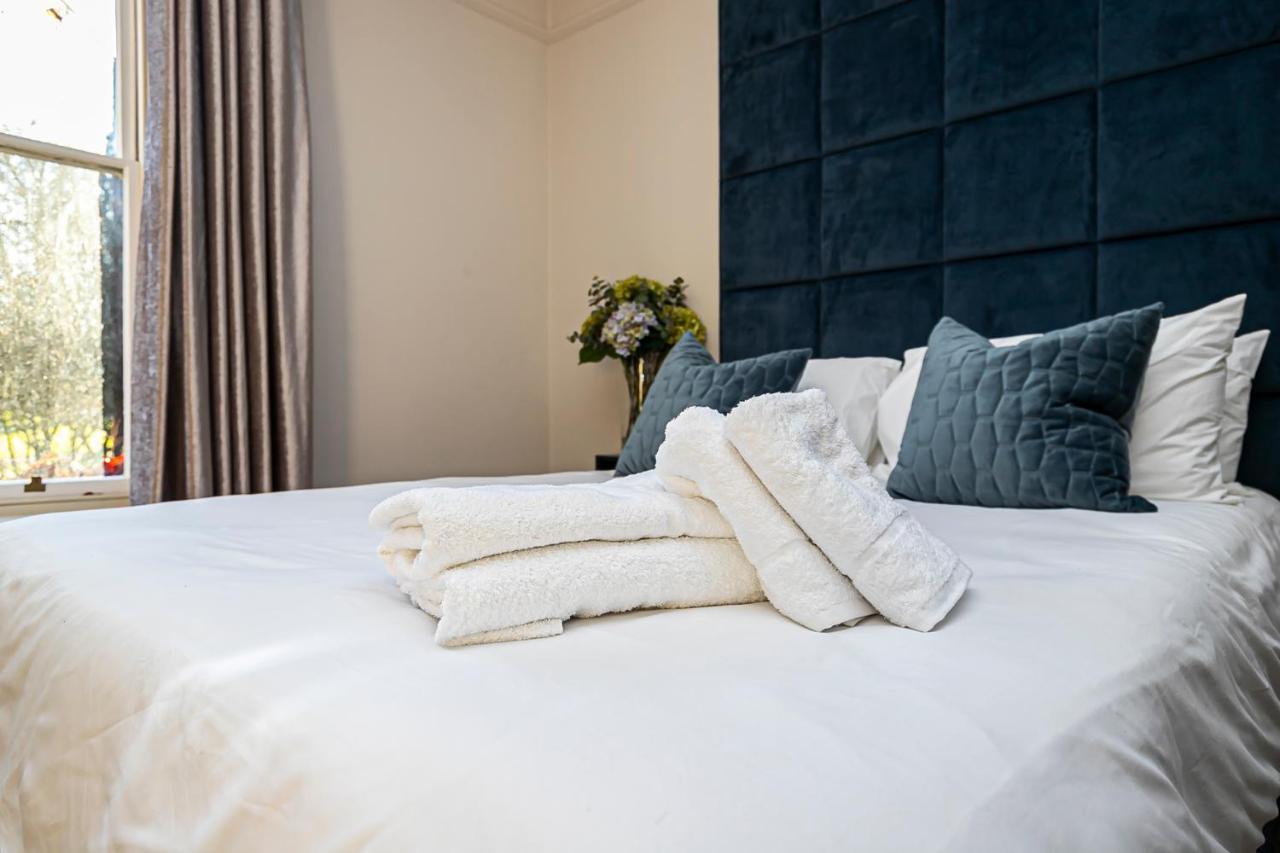 Pages Hotel And Guesthouse Harlow Exteriér fotografie